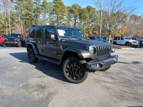 Used 2021 Jeep Wrangler Unlimited Sahara image 3