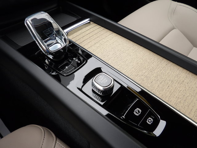 Certified 2026 Volvo XC60 B5 Plus AWD/4WD image 25