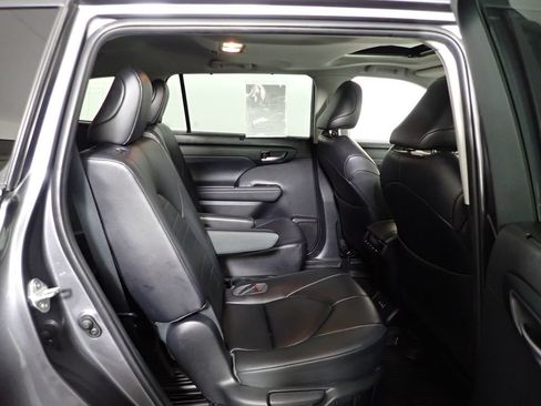 Used 2023 Toyota Highlander XLE AWD/4WD image 35