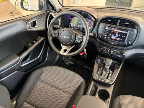 Used 2025 Kia Soul LX w/ LX Technology Package FWD image 32
