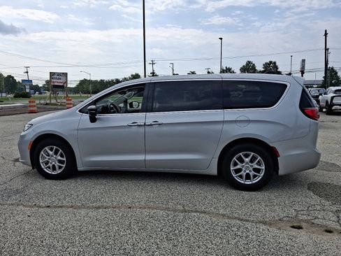 Used 2024 Chrysler Pacifica Touring-L FWD image 4