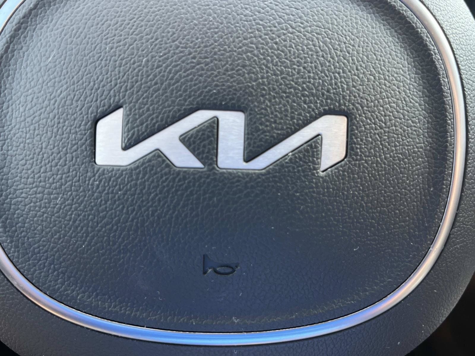 Used 2025 Kia Sorento LX FWD image 31