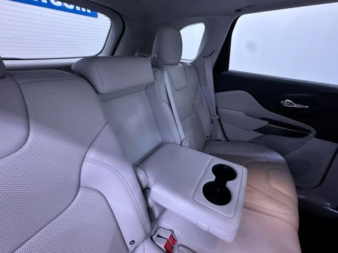 Used 2019 Jeep Cherokee Limited FWD image 36