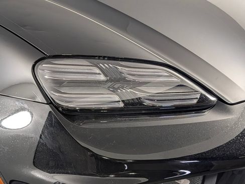 New 2026 Porsche Macan Electric RWD image 15