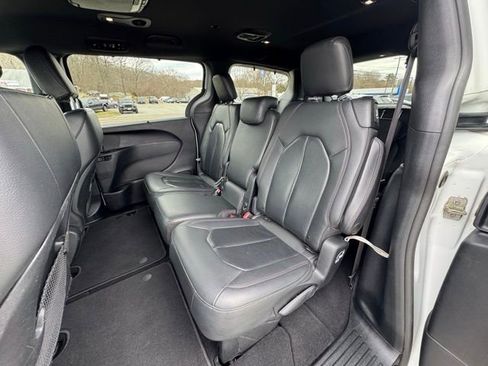 Used 2020 Chrysler Pacifica Touring-L image 11