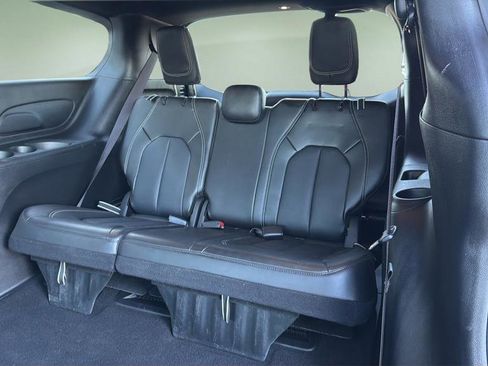 Used 2025 Chrysler Pacifica Select image 20