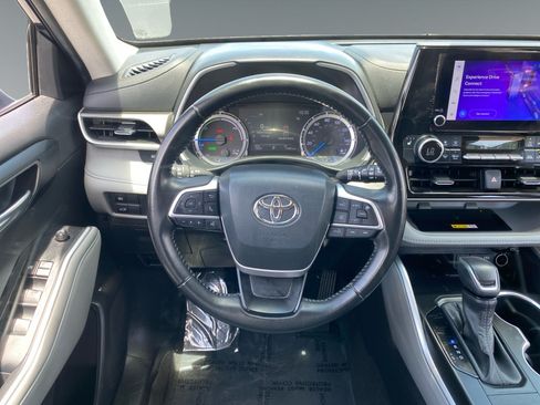 Used 2023 Toyota Highlander XLE FWD image 12