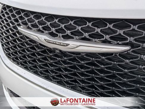Used 2023 Chrysler Pacifica Touring-L FWD image 9