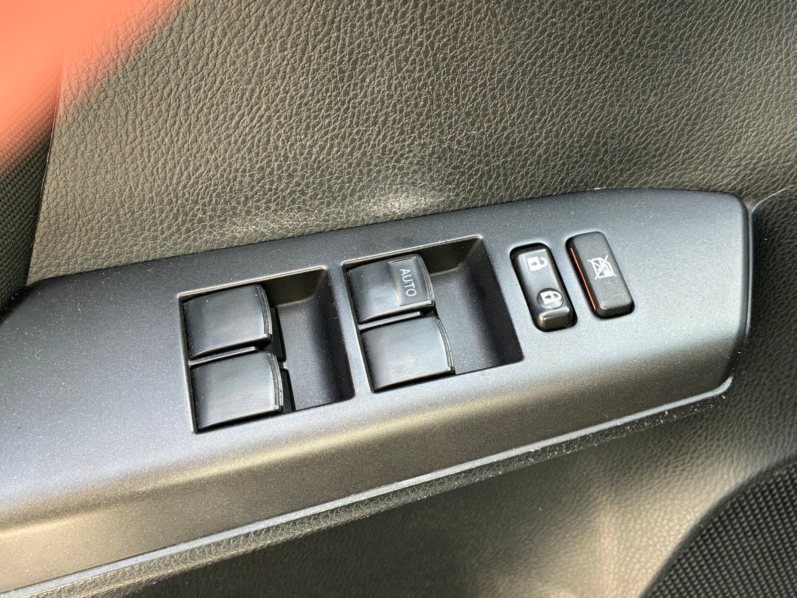 Used 2018 Toyota RAV4 LE FWD image 13
