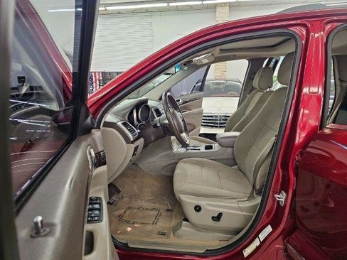 Used 2012 Jeep Grand Cherokee Laredo w/ Laredo E Group AWD/4WD image 8