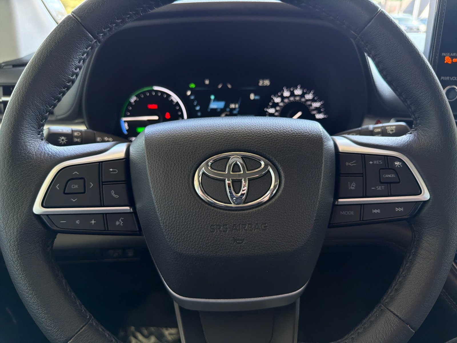 Used 2025 Toyota Sienna XLE FWD image 23