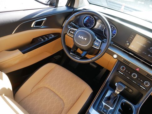 Certified 2024 Kia Carnival LX image 8