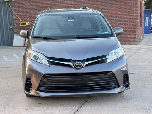 Used 2018 Toyota Sienna LE FWD image 2
