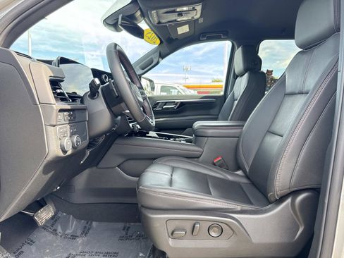 Used 2025 Chevrolet Suburban RST image 21