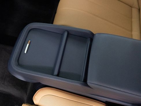 Certified 2025 Bentley Bentayga Extended Wheelbase image 26