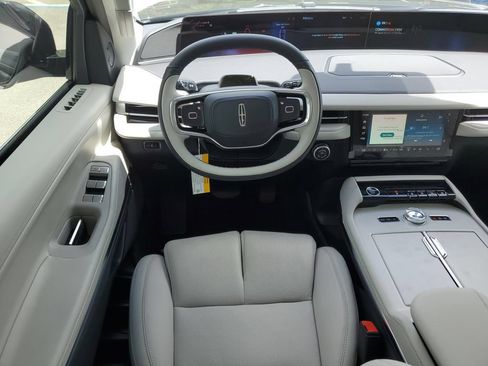 New 2026 Lincoln Navigator Premiere AWD/4WD image 16
