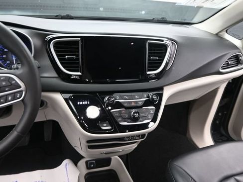 Used 2023 Chrysler Pacifica Touring-L FWD image 21
