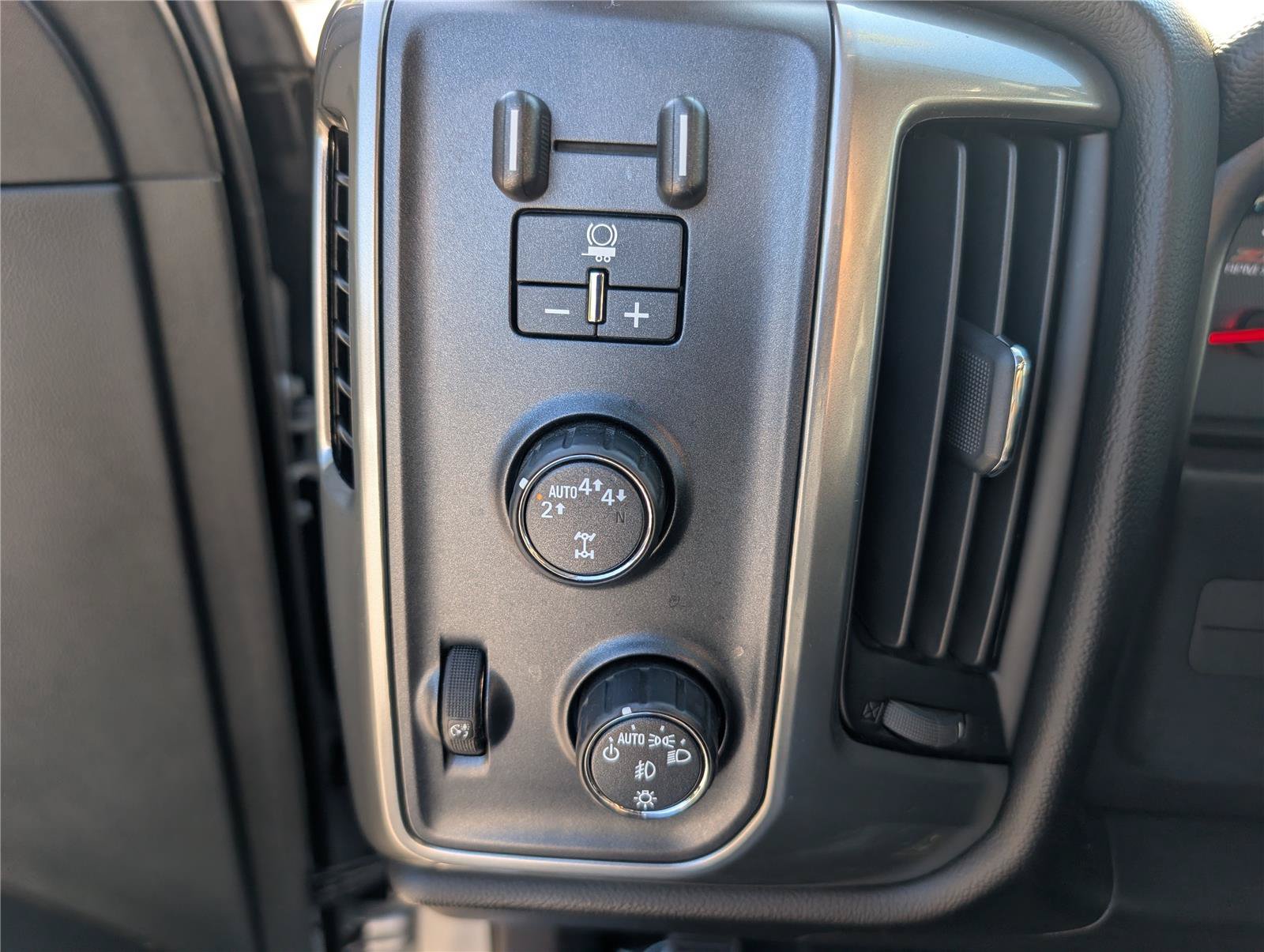 Used 2018 Chevrolet Silverado 1500 LT w/ All Star Edition AWD/4WD image 20