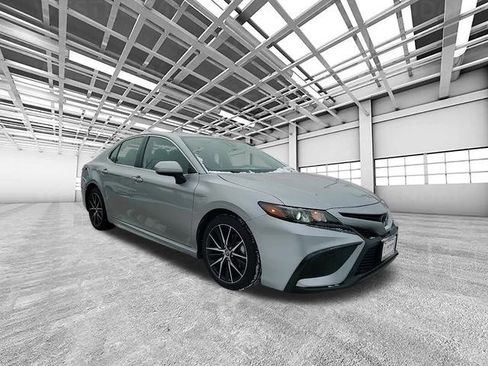 Used 2024 Toyota Camry SE image 1