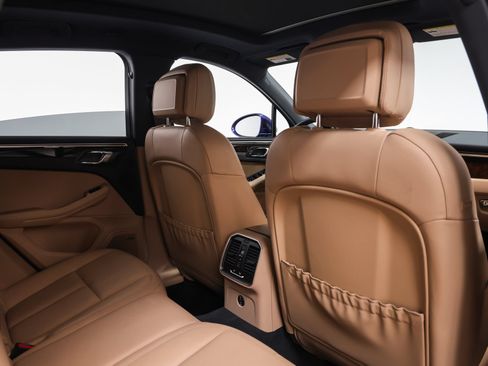 Certified 2023 Porsche Macan AWD/4WD image 26