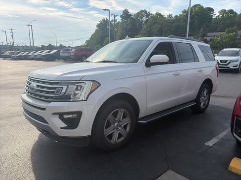 Used 2018 Ford Expedition XLT w/ Equipment Group 202A AWD/4WD image 2