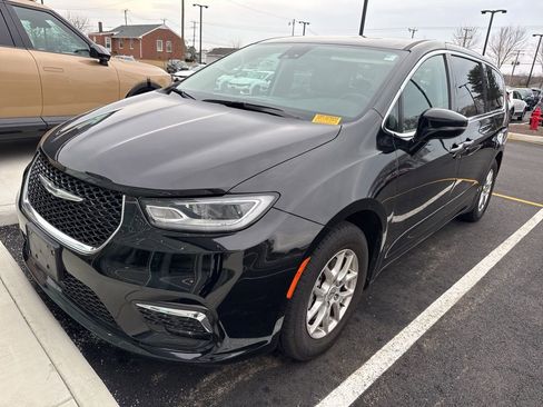 Used 2024 Chrysler Pacifica Touring-L image 7