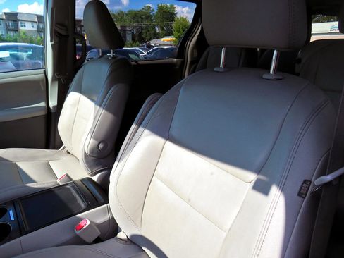 Used 2018 Toyota Sienna XLE image 15