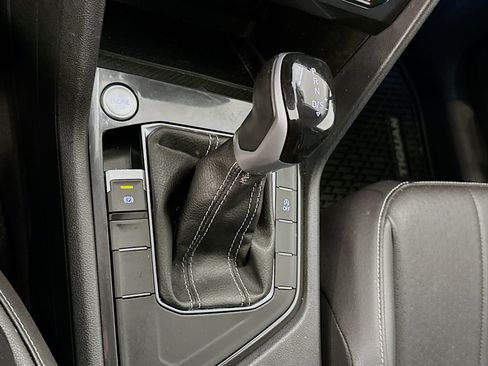 Used 2023 Volkswagen Tiguan SE w/ Panoramic Sunroof Package image 25