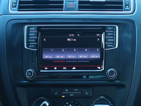 Used 2017 Volkswagen Jetta SE image 43