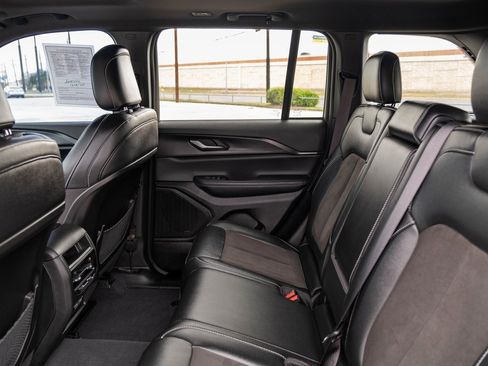 Used 2023 Jeep Grand Cherokee Altitude image 14