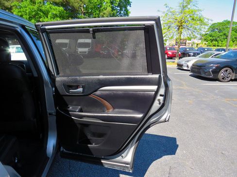 Used 2018 Toyota Highlander XLE image 19
