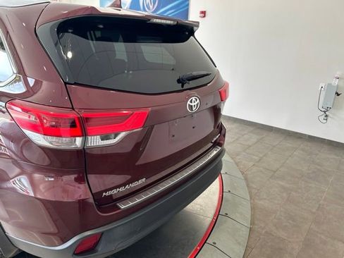 Used 2017 Toyota Highlander XLE AWD/4WD image 5