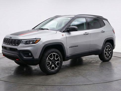 Used 2025 Jeep Compass Trailhawk image 3