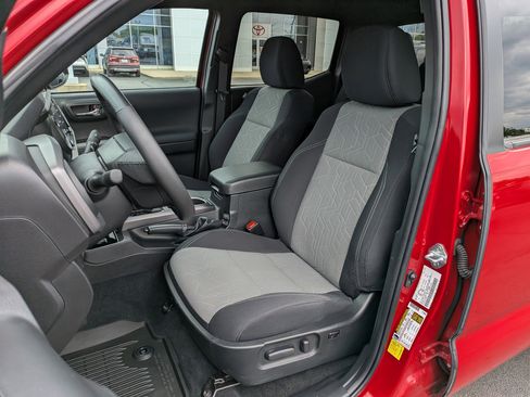 Certified 2023 Toyota Tacoma TRD Off-Road AWD/4WD image 14