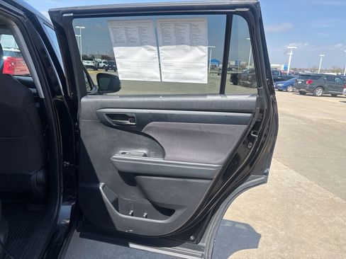 Used 2022 Toyota Highlander LE AWD/4WD image 29