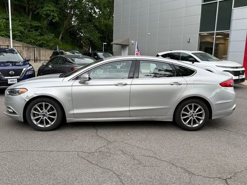 Used 2017 Ford Fusion SE w/ Fusion SE Technology Package FWD image 3