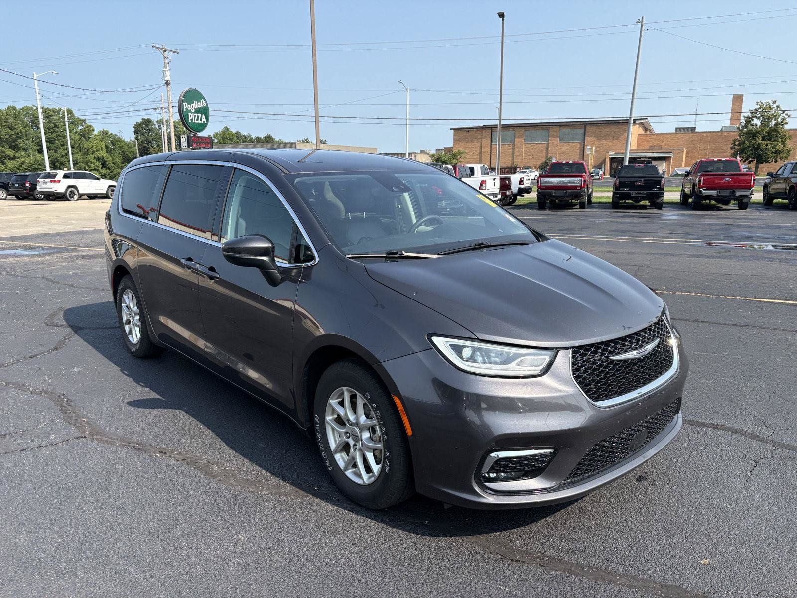 Used 2023 Chrysler Pacifica Touring-L FWD image 2