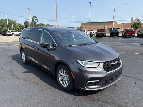 Used 2023 Chrysler Pacifica Touring-L FWD image 2