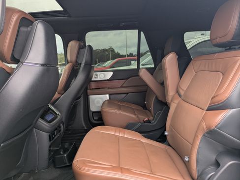 Used 2024 Lincoln Navigator L Reserve AWD/4WD image 12