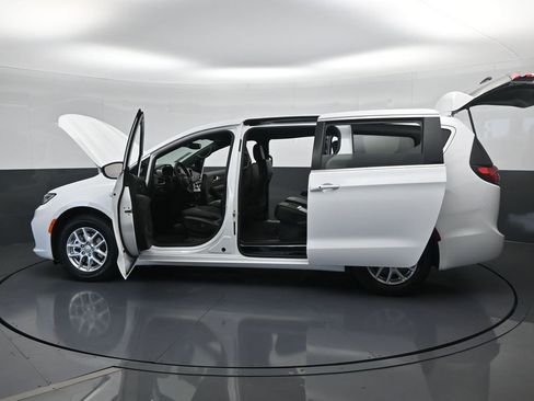 Used 2025 Chrysler Pacifica Select FWD image 69