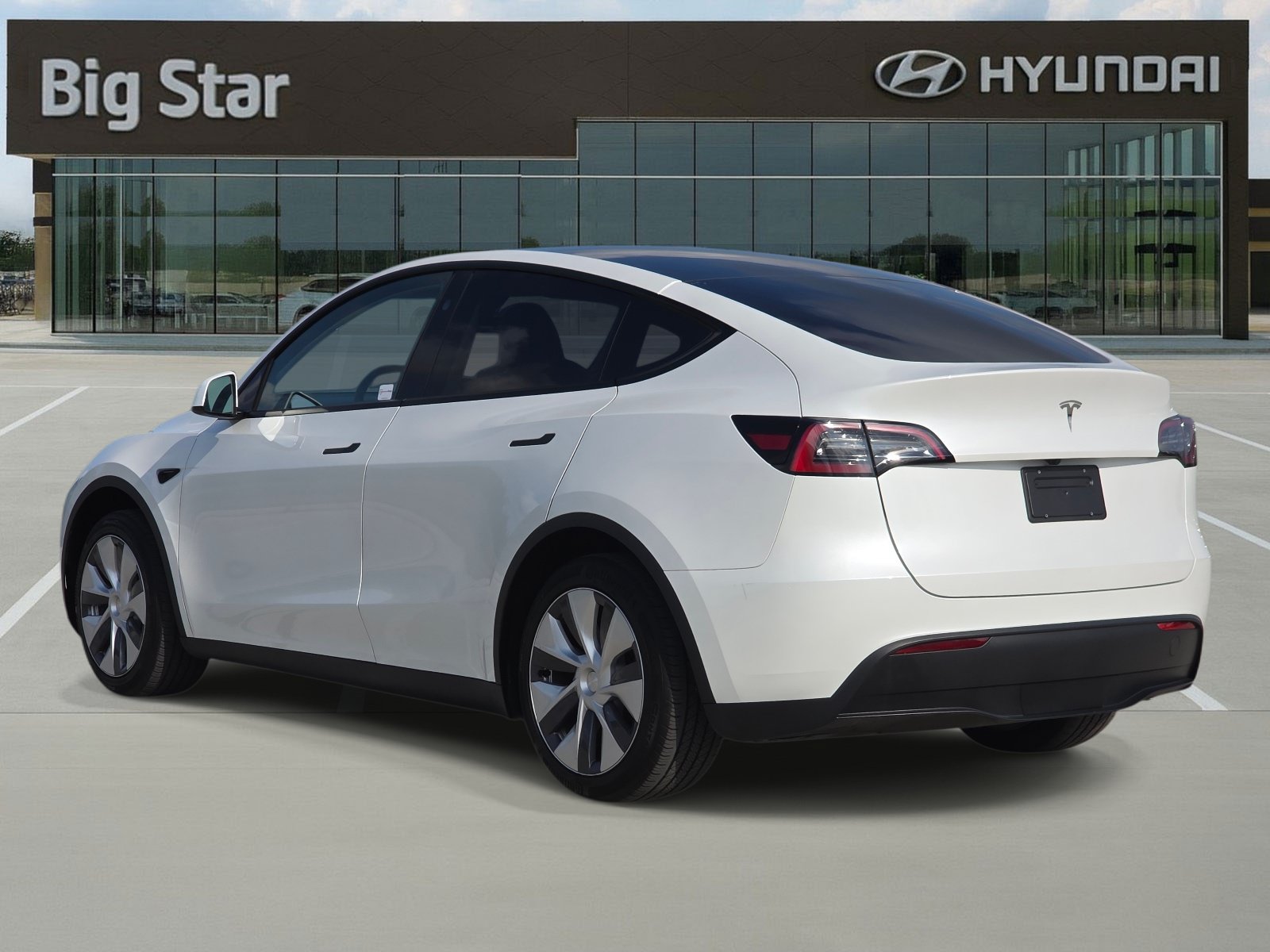 Used 2024 Tesla Model Y Long Range RWD image 3