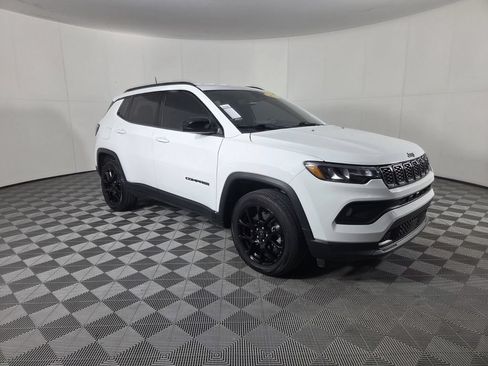Used 2025 Jeep Compass Latitude w/ Altitude Special Edition AWD/4WD image 2
