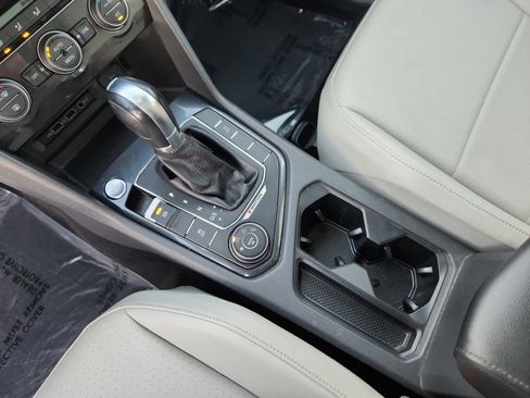 Used 2018 Volkswagen Tiguan SE w/ Panoramic Sunroof Package image 16