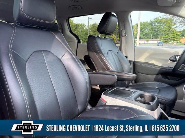 Used 2024 Chrysler Pacifica Touring-L FWD image 12