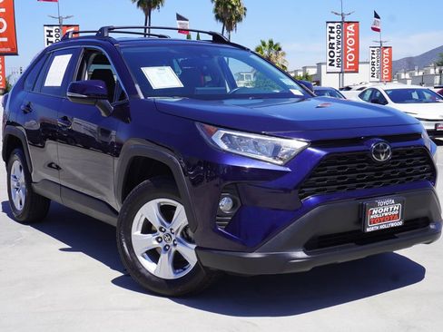 Used 2021 Toyota RAV4 XLE FWD image 2