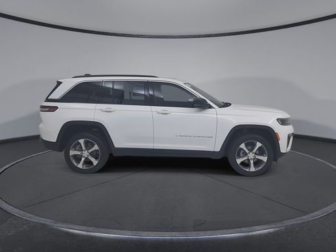 New 2026 Jeep Grand Cherokee Limited w/ Luxury Tech Group II AWD/4WD image 17