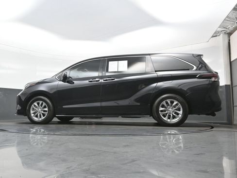 Used 2022 Toyota Sienna XLE FWD image 31