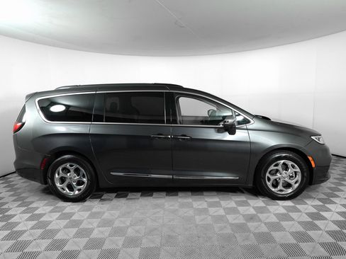 Used 2022 Chrysler Pacifica Limited image 4