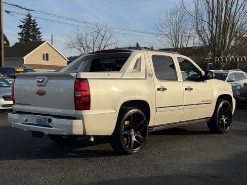 Used 2013 Chevrolet Avalanche LTZ image 4