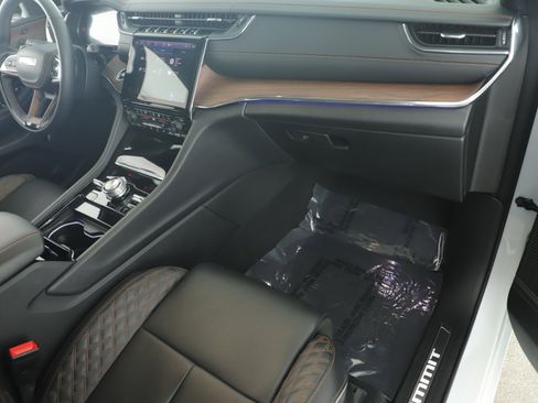 Used 2025 Jeep Grand Cherokee L Summit w/ Obsidian Package image 21